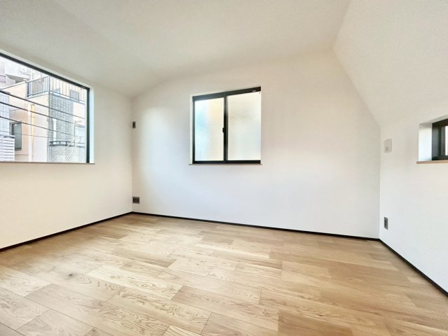 【TOKYO BASE】中野区南台2丁目　新築戸建の洋室|3面採光のため、日差しが差し込む明るいお部屋です！

現地ご見学希望・資料請求などお気軽にお問い合わせ下さい！
03-5990-5201