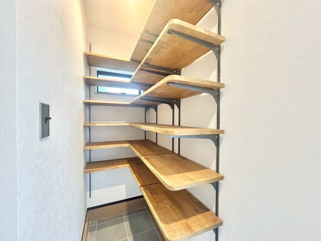 【TOKYO BASE】中野区南台2丁目　新築戸建の玄関|収納スペースを配置した玄関。靴やレインコートなど、お出かけグッズを収納できます！

現地ご見学希望・資料請求などお気軽にお問い合わせ下さい！
03-5990-5201