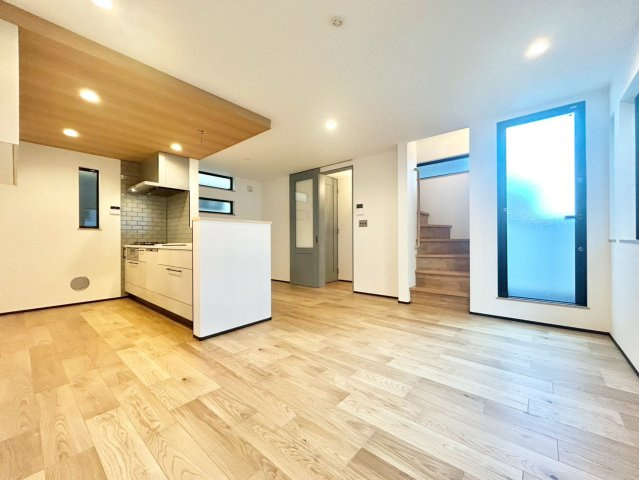 【TOKYO BASE】中野区南台2丁目　新築戸建の居間・リビング|2階リビングは外からの視線が気にならない、寛ぎのプライベート空間！

現地ご見学希望・資料請求などお気軽にお問い合わせ下さい！
03-5990-5201