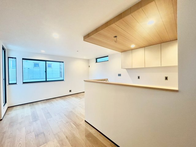 【TOKYO BASE】中野区南台2丁目　新築戸建の居間・リビング|大切なご家族が集まるからこそこだわりたいLDK。お子様が元気に走り回っている姿が目に浮かぶ空間です。

現地ご見学希望・資料請求などお気軽にお問い合わせ下さい！
03-5990-5201