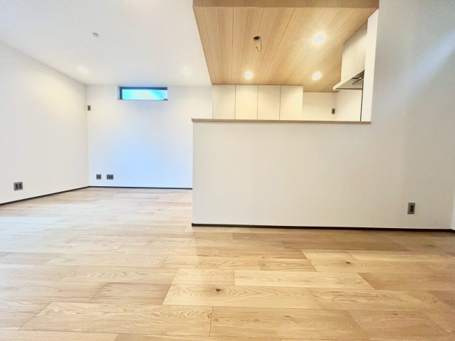 【TOKYO BASE】中野区南台2丁目　新築戸建の居間・リビング|のびやかに広がるリビングは、一年を通して爽やかな光と風に癒される家族のなごみ空間。

現地ご見学希望・資料請求などお気軽にお問い合わせ下さい！
03-5990-5201