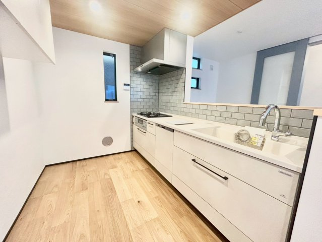 【TOKYO BASE】中野区南台2丁目　新築戸建のキッチン|小さいお子様から目を離さずに安心してお料理ができる対面キッチンです。食洗機付きで忙しいご夫婦をサポートします。

現地ご見学希望・資料請求などお気軽にお問い合わせ下さい！
03-5990-5201