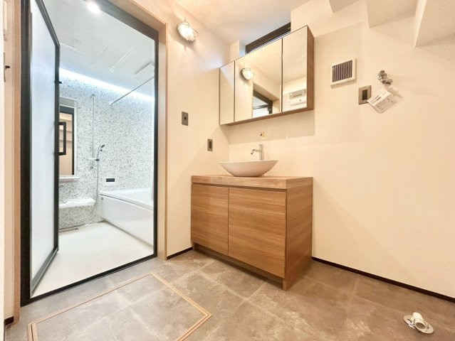 【TOKYO BASE】中野区南台2丁目　新築戸建の独立洗面台|清潔感のあるプライベート空間は、身だしなみチェックやお肌のお手入れに最適です。

現地ご見学希望・資料請求などお気軽にお問い合わせ下さい！
03-5990-5201