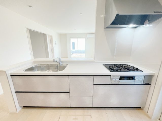 新築戸建・新築建売　伊勢崎市長沼町【長期優良住宅】豊受小・第四中の独立洗面台|三面鏡独立洗面台には収納も備えているので備品など収納できます！