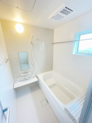 新築戸建・新築建売　伊勢崎市長沼町【長期優良住宅】豊受小・第四中のトイレ|小窓付きで自然光が入る明るくて爽やかなトイレ空間です！