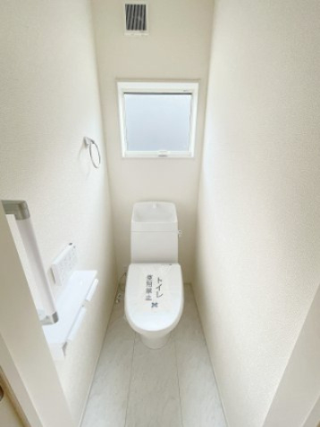 新築戸建・新築建売　伊勢崎市長沼町【長期優良住宅】豊受小・第四中の洋室|広々9.88帖の主寝室♪2面採光で陽当たりも良くゆったりとしたプライベート空間を過ごせます。