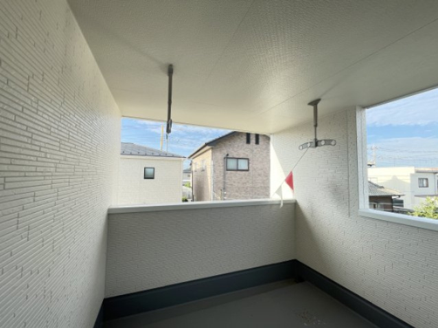 新築戸建・新築建売　伊勢崎市長沼町【長期優良住宅】豊受小・第四中のバルコニー|インナーバルコニーは天候に左右されずに、プライベートな空間でくつろぎや洗濯物干しに最適！