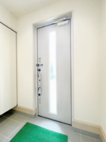新築戸建・新築建売　伊勢崎市長沼町【長期優良住宅】豊受小・第四中の玄関|窓付きの玄関ドアからは自然光が取り入れられるので明るい玄関です！毎日気持ちよくお出かけができますね！
