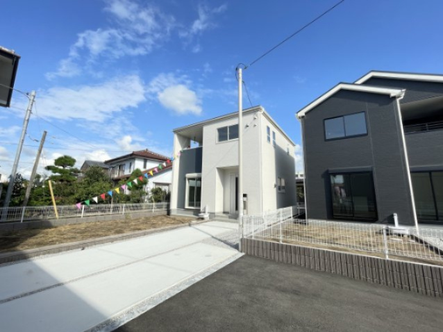 新築戸建・新築建売　伊勢崎市長沼町【長期優良住宅】豊受小・第四中の駐車場|2カラーの清潔感のある落ち着いた雰囲気の外観です。