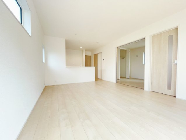 新築戸建・新築建売　伊勢崎市長沼町【長期優良住宅】豊受小・第四中の居間・リビング|写真はホームステージングにて作成しており、実際に家具は付いてきません。