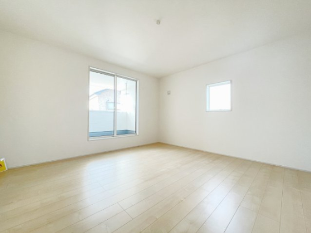 新築戸建・新築建売　伊勢崎市長沼町【長期優良住宅】豊受小・第四中の居間・リビング|LDKエアコン付き！リビングからお庭・駐車場が見えるので防犯面も安心♪