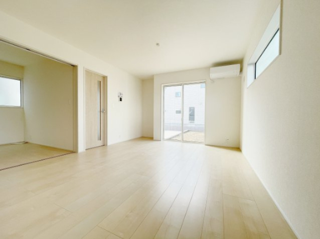 新築戸建・新築建売　伊勢崎市長沼町【長期優良住宅】豊受小・第四中のキッチン|キッチンには勝手口があるのでゴミ捨てやお買い物帰り時に便利です！