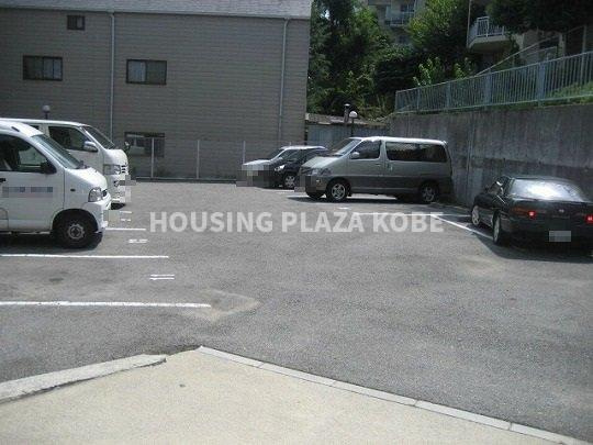 ノーブル須磨の駐車場