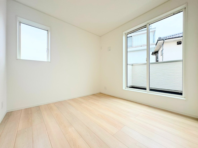 【洋室】 | ◆◇横浜市緑区三保町　新築戸建　2号棟◇◆ | 【モデルハウス写真】
◆気持ちの良い風が室内へ入り込む居室。家具を配置しても広々ご利用いただけます！！