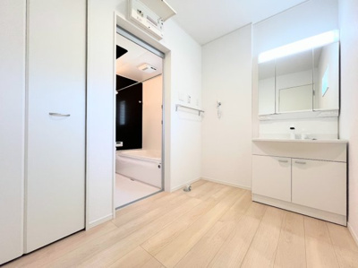 【脱衣所】 | ◆◇横浜市緑区三保町　新築戸建　2号棟◇◆ | ◆お子様と一緒にバスタイムを楽しめる広々空間。浴室乾燥機付で心地よいバスタイムを実現します。