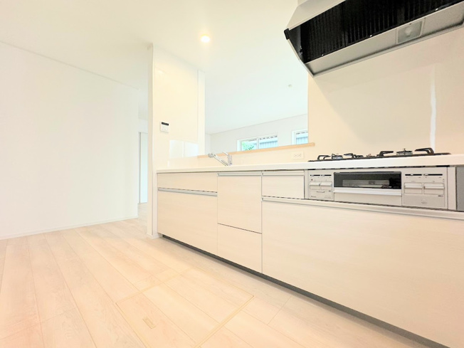 【キッチン】 | ◆◇横浜市緑区三保町　新築戸建　2号棟◇◆ | 【モデルハウス写真】
◆ご家族みんなで調理ができる位のスペースを実現したキッチン空間となっております。みんなで作った料理を召し上がりながらの会話は、どのような物になるのでしょうか。