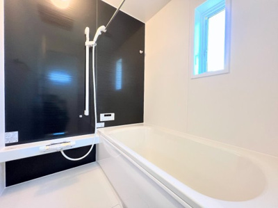 【浴室】 | ◆◇横浜市緑区三保町　新築戸建　2号棟◇◆ | ◆モダンデザインの空間が気持ちよさを高めてくれるバスルーム。すっきりとした清潔感の中に都会的なセンスが感じられ、心身をリフレッシュできる寛ぎを深めてくれるスペースです。