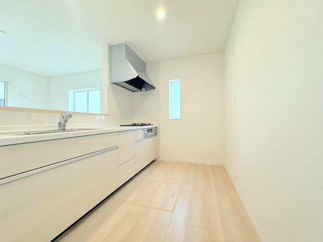 【キッチン】 | ◆◇横浜市緑区三保町　新築戸建　2号棟◇◆ | 【モデルハウス写真】
◆デザイン性と機能性を兼ね備えたキッチンです。リビングスペースとの一体感が生まれ、広々空間を演出してくれます。