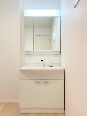 【独立洗面台】 | ◆◇横浜市緑区三保町　新築戸建　2号棟◇◆ | ◆毎日使う場所だから、機能的で使いやすさに配慮したパウダールーム。すっきりと使えるように収納も豊富にご用意しています。