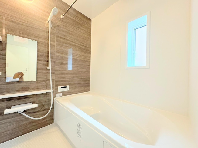【浴室】 | ◆◇横浜市緑区三保町　新築戸建　2号棟◇◆ | 【モデルハウス写真】
◆お子様と一緒にバスタイムを楽しめる広々空間。浴室乾燥機付で心地よいバスタイムを実現します。