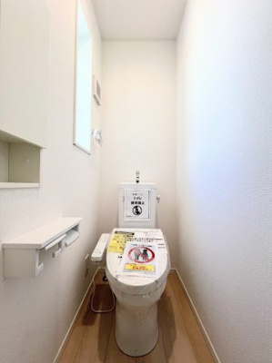 【トイレ】 | ◆◇横浜市緑区三保町　新築戸建　2号棟◇◆ | ◆清潔感のある白を基調とした落ち着ける空間。小窓をもうけていますので、こもりやすい空気の入れ替えも簡単に行えますね！