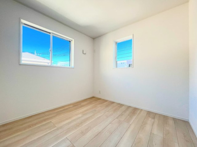 【洋室】 | ◆◇横浜市緑区三保町　新築戸建　2号棟◇◆ | ◆柔らかい陽光が差し込む明るいお部屋を演出する設計。彩光の取れる窓が気持ちの良いお部屋を創り上げます。