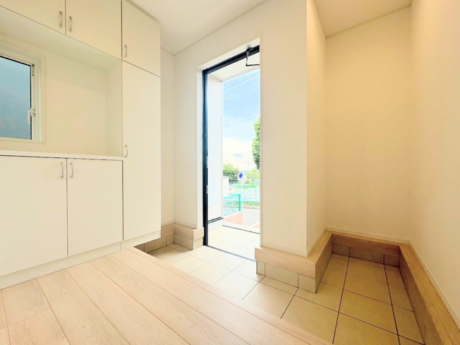 【玄関】 | ◆◇横浜市緑区三保町　新築戸建　2号棟◇◆ | 【モデルハウス写真】
◆光の渦が溢れた明るい玄関ホール。「おかえり」と「ただいま」が交差するお家の顔とも言える場所は爽やかで心地良い空間となっています。すっきり片付いた玄関で来客時にも自信が持てそう。