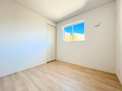 【洋室】 | ◆◇横浜市緑区三保町　新築戸建　2号棟◇◆ | ◆室内はいつも明るい印象なので気持ちの良い朝を迎えられます。各部屋にはクローゼットを完備しており、収納が多いお家はすっきりして快適空間です。