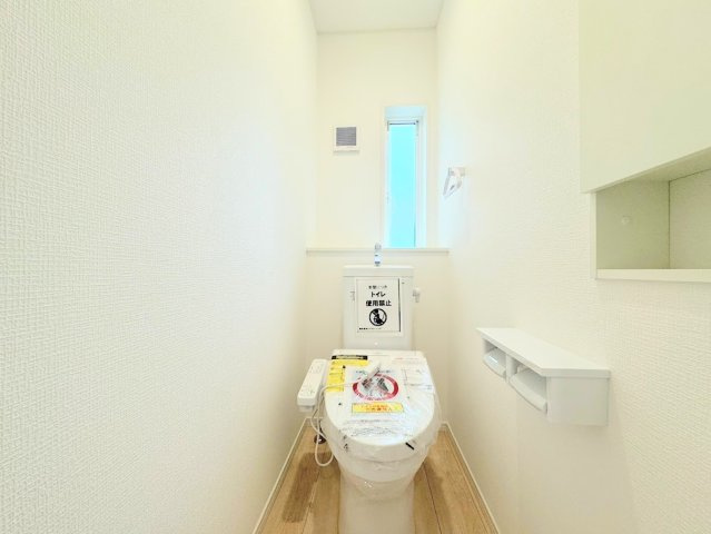【トイレ】 | ◆◇横浜市緑区三保町　新築戸建　2号棟◇◆ | 【モデルハウス写真】
◆清潔感のある白を基調とした落ち着ける空間。