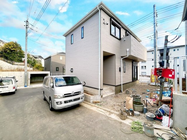 【外観】 | ◆◇横浜市緑区三保町　新築戸建　2号棟◇◆ | ◆爽やかな青空の下に贅沢なほどに降り注ぐ陽光、豊かな居住性と、クオリティが見事に調和した住空間は、住まうことの喜びを感じさせてくれます。ゆとりある広い敷地で開放的なお住まいです。