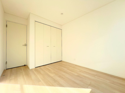 【洋室】 | ◆◇横浜市緑区三保町　新築戸建　2号棟◇◆ | ◆暮らし心地を大きく左右する収納を、適材適所に配置し使い勝手を考慮しました。空間を余すところなく有効利用した収納は生活空間をより上質なものにしてくれるでしょう。