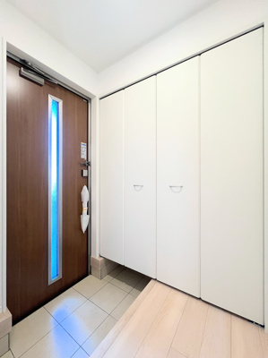 【玄関】 | ◆◇横浜市緑区三保町　新築戸建　2号棟◇◆ | ◆光の渦が溢れた明るい玄関ホール。「おかえり」と「ただいま」が交差するお家の顔とも言える場所は爽やかで心地良い空間となっています。すっきり片付いた玄関で来客時にも自信が持てそう。