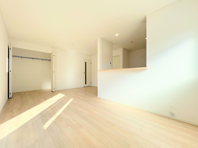 【キッチン】 | ◆◇横浜市緑区三保町　新築戸建　2号棟◇◆ | ◆家族が集い、リラックスしてくつろぐリビングは、いつも居心地よく整えておきたいもの。雑多なものを隠してくれる「リビング収納」もあります！