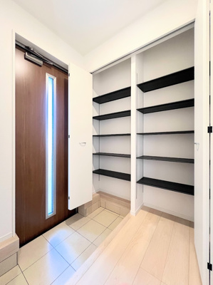 【収納】 | ◆◇横浜市緑区三保町　新築戸建　2号棟◇◆ | ◆明るい玄関です！散らかりやすい玄関もスッキリする大容量のシューズボックス付き。