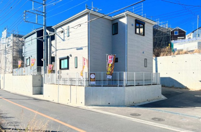 【外観】 | ◆◇横浜市緑区三保町　新築戸建　2号棟◇◆ | ◆堂々たる趣ながら、主張し過ぎずどこか余裕を感じさせるシャープなフォルムで佇む邸宅は、晴天の空と照らし合わせる事で、本来あるべき完成形の姿を見せてくれます。