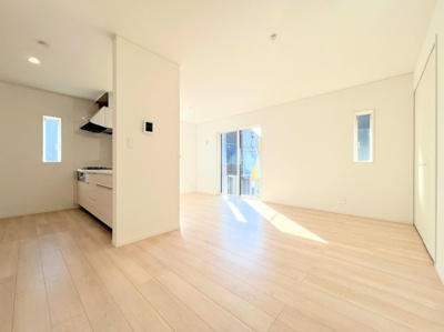 【キッチン】 | ◆◇横浜市緑区三保町　新築戸建　2号棟◇◆ | ◆家族で食卓を囲むダイニングスペースと、ソファでゆったりくつろぐリビングスペースがしっかり区切られているので家具の配置や用途を使いわけしやすいです。