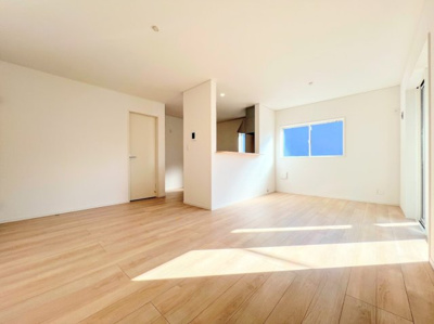 【キッチン】 | ◆◇横浜市緑区三保町　新築戸建　2号棟◇◆ | ◆一家だんらんのスペースとなるＬＤＫ。窓から明るい光が差し込み、思わず家族の会話も弾む快適な空間。