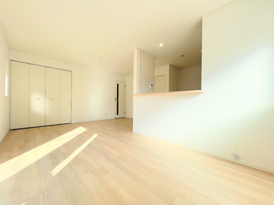 【キッチン】 | ◆◇横浜市緑区三保町　新築戸建　2号棟◇◆ | ◆ご家族の会話がはずむ、開放的なＬＤＫです。休日はお陽さまの光をたっぷりととりこめるぽかぽかリビングで過ごしませんか？