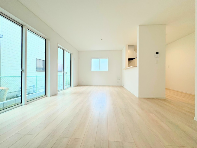 【居間・リビング】 | ◆◇横浜市緑区三保町　新築戸建　2号棟◇◆ | 【モデルハウス写真】
◆家族で食卓を囲むダイニングスペースと、ソファでゆったりくつろぐリビングスペースがしっかり区切られているので家具の配置や用途を使いわけしやすいです。