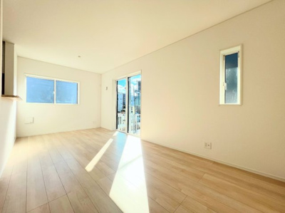 【居間・リビング】 | ◆◇横浜市緑区三保町　新築戸建　2号棟◇◆ | ◆リビングは一日中太陽の光が射し込みます。家族が集まる空間は、自然と笑顔が溢れます！