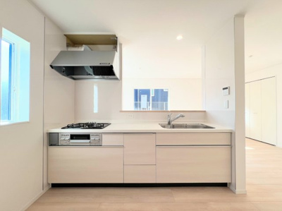 【キッチン】 | ◆◇横浜市緑区三保町　新築戸建　2号棟◇◆ | ◆キッチンからダイニングやリビングが見渡せるキッチン。料理をしながら家族とコミュニケーションをとれるだけでなく、大きな開放感も得られることができます。