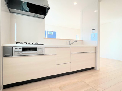 【キッチン】 | ◆◇横浜市緑区三保町　新築戸建　2号棟◇◆ | ◆デザイン性と機能性を兼ね備えたキッチンです。リビングスペースとの一体感が生まれ、広々空間を演出してくれます。