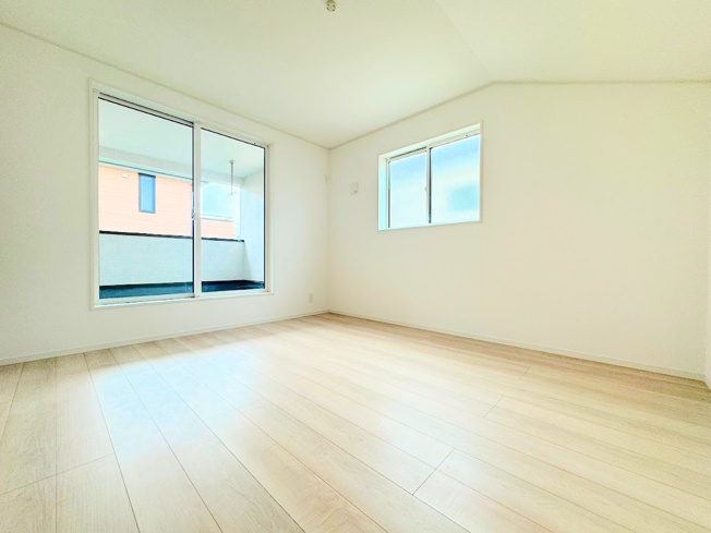 【洋室】 | ◆◇横浜市緑区三保町　新築戸建　1号棟◇◆ | 【モデルハウス写真】
◆柔らかい陽光が差し込む明るいお部屋を演出する設計。彩光の取れる窓が気持ちの良いお部屋を創り上げます。