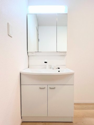 【独立洗面台】 | ◆◇横浜市緑区三保町　新築戸建　1号棟◇◆ | ◆毎日使う場所だから、機能的で使いやすさに配慮したパウダールーム。すっきりと使えるように収納も豊富にご用意しています。