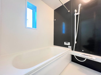 【浴室】 | ◆◇横浜市緑区三保町　新築戸建　1号棟◇◆ | ◆モダンデザインの空間が気持ちよさを高めてくれるバスルーム。すっきりとした清潔感の中に都会的なセンスが感じられ、心身をリフレッシュできる寛ぎを深めてくれるスペースです。