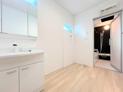 【脱衣所】 | ◆◇横浜市緑区三保町　新築戸建　1号棟◇◆ | ◆お子様と一緒にバスタイムを楽しめる広々空間。浴室乾燥機付で心地よいバスタイムを実現します。