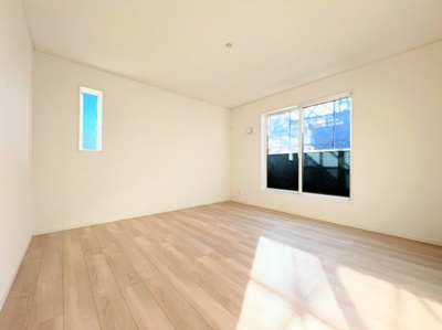 【洋室】 | ◆◇横浜市緑区三保町　新築戸建　1号棟◇◆ | ◆室内はいつも明るい印象なので気持ちの良い朝を迎えられます。各部屋にはクローゼットを完備しており、収納が多いお家はすっきりして快適空間です。