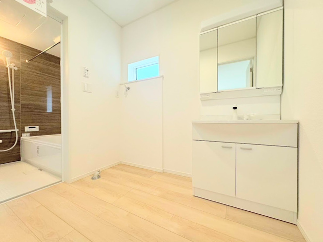 【独立洗面台】 | ◆◇横浜市緑区三保町　新築戸建　1号棟◇◆ | 【モデルハウス写真】
◆毎日使う場所だから、機能的で使いやすさに配慮したパウダールーム。すっきりと使えるように収納も豊富にご用意しています。