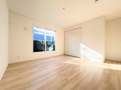 【洋室】 | ◆◇横浜市緑区三保町　新築戸建　1号棟◇◆ | ◆柔らかい陽光が差し込む明るいお部屋を演出する設計。彩光の取れる窓が気持ちの良いお部屋を創り上げます。