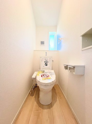 【トイレ】 | ◆◇横浜市緑区三保町　新築戸建　1号棟◇◆ | ◆清潔感のある白を基調とした落ち着ける空間。小窓をもうけていますので、こもりやすい空気の入れ替えも簡単に行えますね！